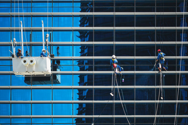 Limpieza de vidrios exteriores en edificio